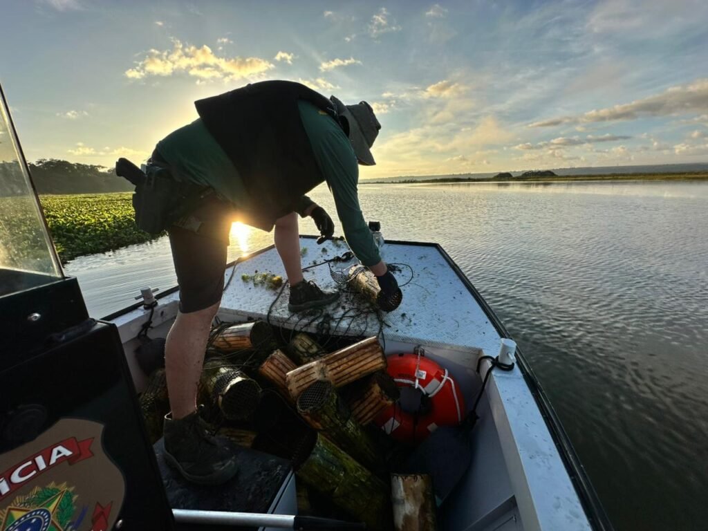 A FPI combateu a pesca predatória no São Francisco: petrechos ilegais apreendidos, fauna devolvida ao rio e inspeções da Marinha. Proteger o Velho Chico é garantir sustento e futuro às comunidades ribeirinhas.